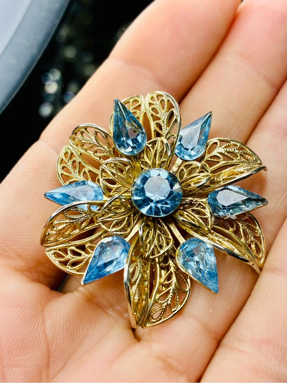 VTG Gold-Tone Brooch with Blue Rhinestones Classic Timeless Elegant EUC